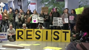 Protesta contra la prohibición de entrada a EEUU del presidente Trump en el aeropuerto internacional de San Francisco. Foto: www.southasianinvestro.blogspot.com