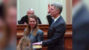 Neil Gorsuch a la hora de juramentar en el inicio de sus audiencias de confirmación. Foto: ¡2.cdn.turner.com