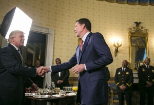 El director del FBI, James Comey saludando al presidente Trump. El primero solicitó que el Departamento de Justicia refute lo dicho por Trump. Foto: www.Thestar.com