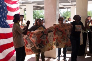 Caravaneros protestan en la oficina de la congresista republicana, Martha McSally.