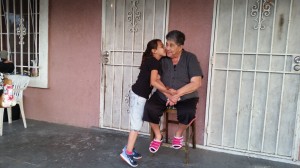 Dona Guillermina Zabala y su nieta, hija de Lupe, recuerdan lo que vivieron hace 25 años.