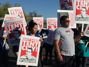 Miembros de la comunidad se manifiestan afuera de Tent City contra las condiciones en que todavía viven los presos de esa inefable prisión.