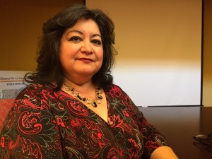 Lydia Guzmán coordinadora de servicios sociales para Chicanos por la Causa entrevista e integrante del comité que recomendó el cierre de Tent City al nuevo Sheriff.