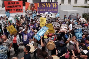 Protestan en Los Ángeles frente a oficinas de alguacil Jim McDonnell, quien se opone a la SB 54