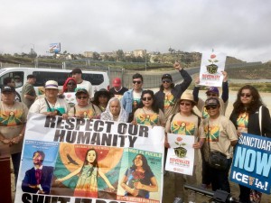 Miembros de la Caravana Contra el Miedo protestan en línea fronteriza entre San Ysidro, California y Tijuana, Baja California, México.