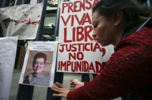 Condolidos por la muerte de Miroslava Breach Valducea piden que se esclarezca el crimen y se castigue a los culpables. Foto: Proceso.