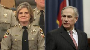 Sheriffe del Condado de Travis, Sally Hernández y el gobernador de Texas, Greg Abbott. Foto: CBS.