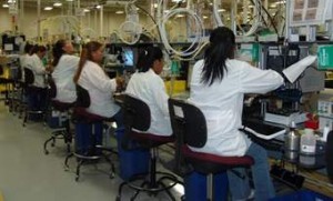 Trabajadoras en una maquiladora de partes para equipos médicos en Tijuana, Baja California, México. Foto: zetatijuana.com