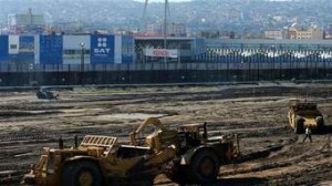 La construcción en el área alrededor del puerto de entrada de México a Estados Unidos continúa al lado de la pared de la frontera en San Ysidro, California. Foto: Reuters.