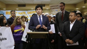 El senador demócrata Kevin de León llamó el lunes a la intensión del procurador general para recortar el financiamiento federal de las llamadas ciudades de santuario, 