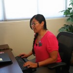 Dra. Dra. Sara Gámez trabajando en su oficina de Cal Poly Pomona.