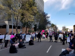 Manifestantes de Fresno protestan por las prácticas del Sheriff del Condado hacia los inmigrantes indocumentados. Foto: Fresno Peoples Media.