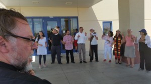 Religiosos cantan y leen los nombres de los detenidos frente a entrada de la prisión de Adelanto y prometen regresar.