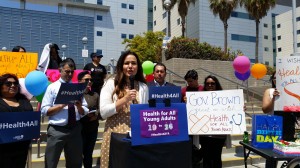 Mayra Álvarez, Presidenta de The Children Partnership, frente hospital general de Los Ángeles.