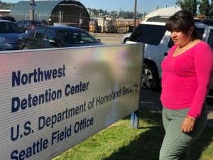 Nestora Salgado, defensora de derechos humanos, ayuna en solidaridad con 35  refugiadas centroamericanas detenidas en prisión en Tacoma, Washington. Foto: Maru Villalpando.