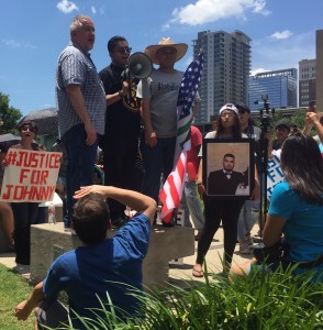 Protestan por asesinato de John Hernández, en Houston, Texas, quien aparece en la foto de uno de los manifestantes.