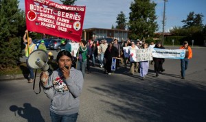 Trabajadores y personas solidarias luchan por la justicia.