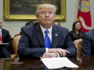 Presidente Donald J. Trump hace una pausa durante una reunión en el Salón Roosevelt de la Casa Blanca en Washington, DC. Foto: www.oneindia.com