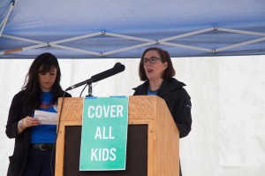 Gobernadora de Oregon, Kate Brown, respalda la cobertura para todos los niños de su estado.