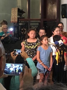 Amanda Morales G. el día que se acogió al santuario que le brinda la Iglesia de la Santa Cruz. 