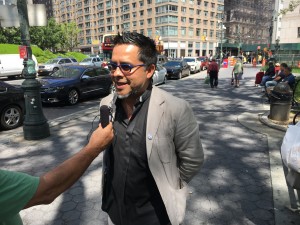 Juan Carlos Ruiz, coordinador del Nuevo Movimiento Santuario en Nueva York, siendo entrevistado por Noticiero Latino frente al Edificio Federal en el bajo Manhattan, NY, previo a la conferencia de prensa de ese día.