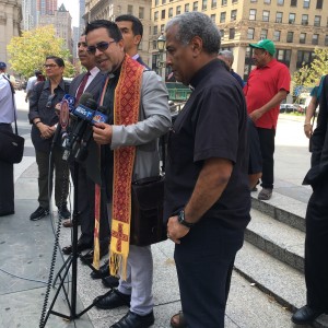 En primer plano el padre Luís Barrios, en el micrófono, Juan Caros Ruiz, atrás Ydanis Rodríguez y al último Adriano Espaillat. En la conferencia de prensa. Foto: MVG.