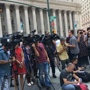 Diversos medios de comunicación, nacionales y locales cubren la conferencia de prensa de la coalición de políticos y religiosos, líderes comunitarios y sindicales minutos antes de entrar a las Oficinas de Homeland Security.