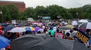 Vista de los manifestantes que protestaban contra la violencia en Charlottesville, escuchan discursos en Washington, DC, bajo la lluvia.