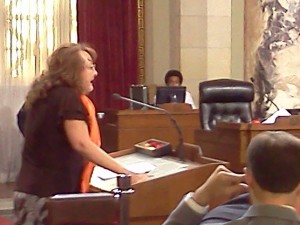 Elena Popp, Directora de la Red de Defensa contra Desalojos, defendiendo a los inquilinos en el concilio de Los Ángeles.