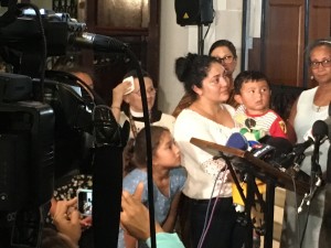 Amanda Morales Guerra con sus hijos en la Iglesia de la Santa Cruz que le brindó santuario. Foto: MVG. 