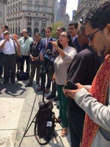 En la conferencia de presa en el bajo Manhattan la asambleísta estatal, Carmen de la Rosa al micrófono, se dirige a los medios de comunicación que acudieron a la convocatoria. Foto: MVG.