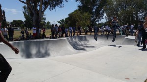 Jóvenes de Arvin y  otros poblados disfrutan de su pista de patinaje.