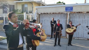 Mariachis cantan frente a edificio de apartamentos que con un excesivo aumento de renta quieren desalojar a los inquilinos.