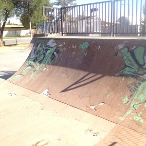 Pista de patinaje vieja, en malas condiciones. Representaba un peligro para los jóvenes. Foto provista por el joven alcalde José Gurrola.