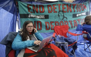 Maru Mora Villalpando en campamento durante huelga de hambre en una prisión de inmigrantes en Tacoma, Washington. Foto: Northwest Public Radio.