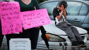 Protesta en Menphis por las detenciones de ICE este domingo, de inmigrantes indocumentados. Foto: The Commercial Appeal.