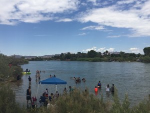 El río Colorado atrae el turismo tanto de arizonense como residentes de California.