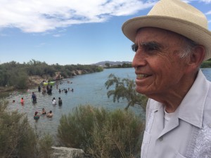 Alfredo Acosta Figueroa de 83 años a orillas del río Colorado en Blythe, California