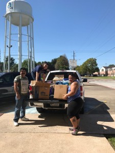 Miembros de la Iglesia Bautista Emanuel en Baytown, TX, descargan ayuda para damnificados, donada por otros vecinos. Foto: Cortesía de Evelyn Hernández.