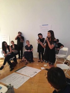 Reunión de trabajo de jóvenes de ‘Ojos de Un Soñador’, en Pasadena, TX. Jessica Rangel habla ante grupo . Foto: Cortesía de Ojos de un Soñador.