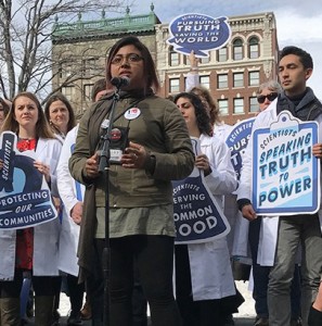 Jessica Rangel alerta a la comunidad sobre los peligros de la contaminación.