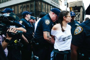 Manifestante arrestada durante la protesta contra la administración federal por finalizar DACA, en las cercanías de la Torre Trump de la lujosa 5ta avenida de Manhattan. Foto: Peole.