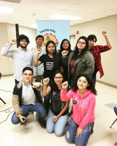 Miembros de la organización Construyendo Comunidades Saludable. El de pelo rizado y de lentes, es Víctor González un joven organizador de BHC y originario de Coachella, California. Foto: página de la Escuela Bobby Duke.