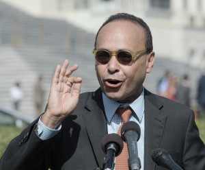 Congresista Luís Gutiérrez frente al Capitolio en Washington, DC. Foto: Huffpost.