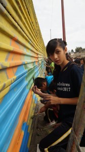 Pintar es un atractivo para los menores, que acuden gustosos a colaborar con el artista.