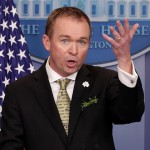 Mick Mulvaney, director de la Oficina de Administración y  Presupuesto  de la Casa Blanca, responde preguntas de los reporteros que cubre n la fuente. Foto: WGBA.