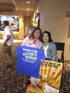 Elizabeth Guzmán recibiendo apoyo de Dolores Huerta. 