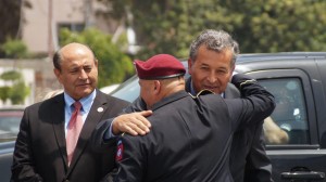 Héctor Barajas se abraza con el congresista Juan Vargas. Atrás, el congresista Lou Correa. Foto: Cortesía de Bajas.