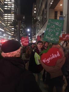 Protestan con las trabajadoras de la CIW en transitadas calles del midtown en Manhattan. Foto: MVG.