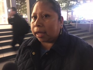 Guadalupe Gonzalo, trabajadora guatemalteca organizadora de la Coalición de Trabajadores de Immokalee, platica con Noticiero Latino frente a los cuarteles generales de Wendy’s en Park Avenue. Foto: MVG.